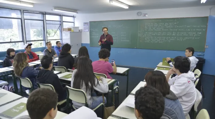 Piso do magistério tem reajuste de 5,4% e vai a R$ 5,1 mil em 2026
