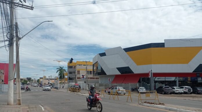 Após Semáforos serem derrubados por caminhão, trânsito é liberado com restrições