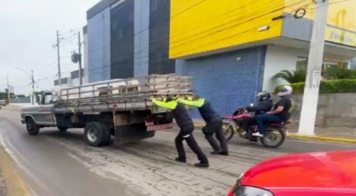 Falha mecânica em caminhão causa congestionamento em Juazeiro
