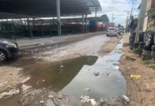 Comerciantes denunciam lixo acumulado e esgoto a céu aberto em frente à feira do bairro José e Maria, em Petrolina