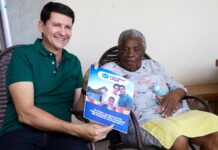 Aos 91 anos, moradora do Pedro Raimundo recebe título de posse das mãos do prefeito Simão Durando