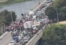 Manifestantes interditam Ponte Presidente Dutra
