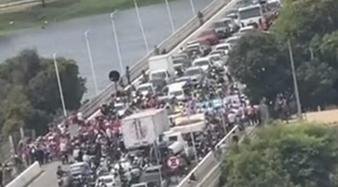 Manifestantes interditam Ponte Presidente Dutra