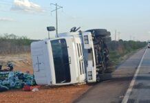 Caminhão tomba na BR-407, em Petrolina, e não deixa feridos