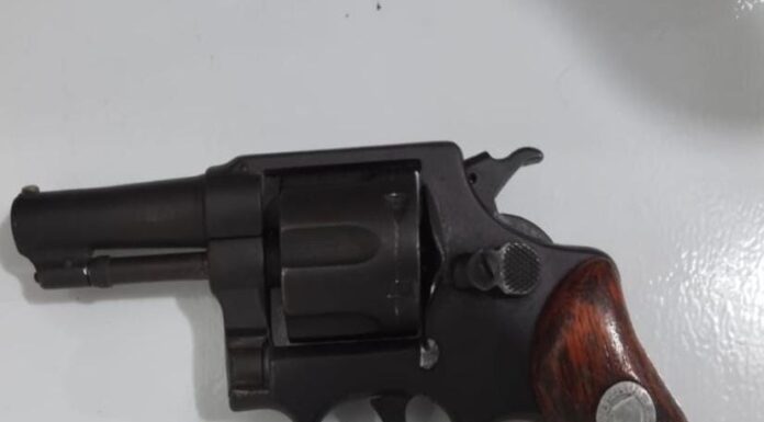 Homem é conduzido à delegacia por porte ilegal de arma de fogo no bairro Jardim Maravilha, em Petrolina