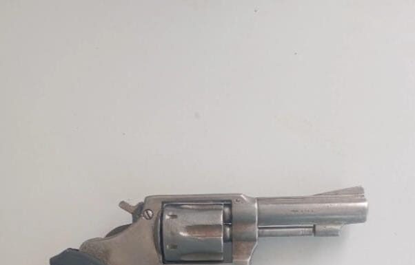 Policiais do 5°BPM apreendem arma de fogo no bairro Vale do Grande Rio em Petrolina