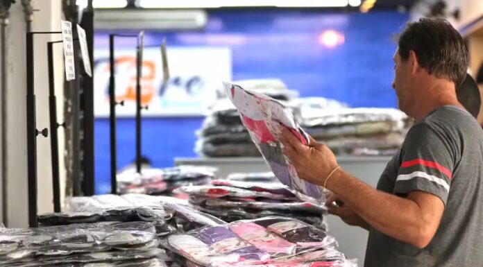 Governo volta a adiar regra que restringe trabalho em feriados; entenda o que está em jogo