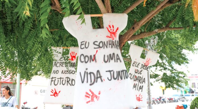 Vestidos que provocam reflexão: exposição itinerante sensibiliza público na Praça Dom Malan em Petrolina