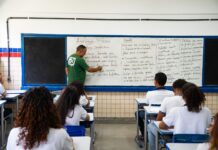 Governo de Pernambuco garante aumento de 5,4% para professores e profissionais da educação