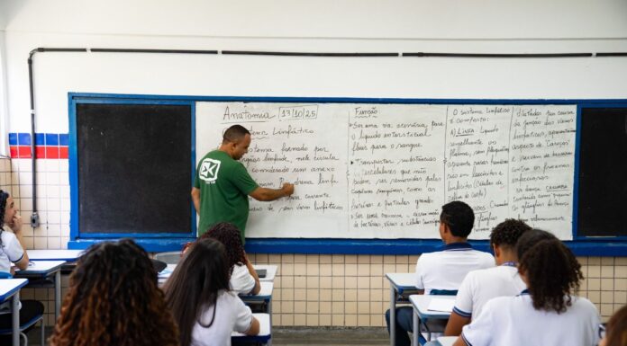 Governo de Pernambuco garante aumento de 5,4% para professores e profissionais da educação