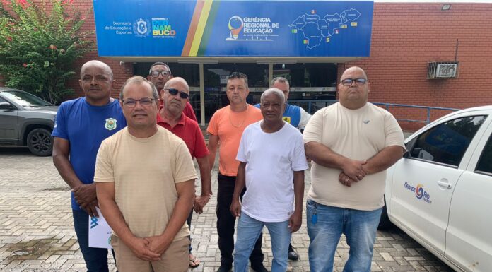 Vigilantes protestam em frente à GRE de Petrolina após três meses sem salários e vale-alimentação