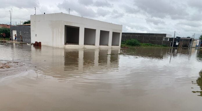 Chuvas intensas provocam alagamentos, lagoa transborda e moradores relatam prejuízos em Petrolina