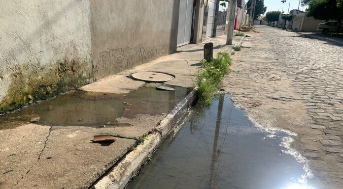 Moradores denunciam esgoto estourado há quase um mês e cobram solução em rua do Residencial Nova Esperança