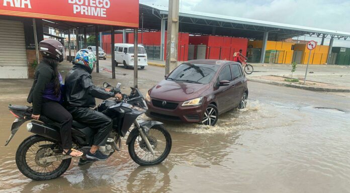 Chuvas intensas deixam Rua Rio Salgueiro alagada e moradores relatam esgoto estourado em Petrolina