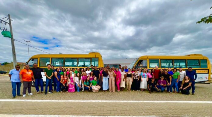 Educação de Lagoa Grande recebe dois novos ônibus escolares e amplia frota da rede municipal de ensino