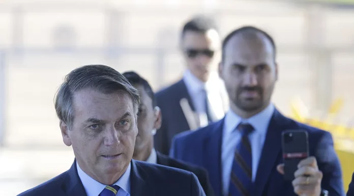 Moraes manda defesa de Bolsonaro explicar fala de Eduardo sobre suposto acesso a vídeo em rede social