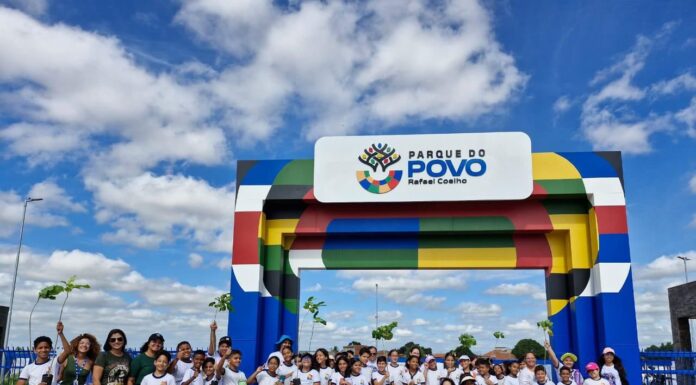 Alunos da rede municipal participam de plantio de árvores Parque do Povo em Petrolina