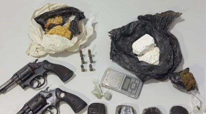 Policiais do 5°BPM apreendem armas de fogo, munições e drogas no bairro Mandacaru em Petrolina