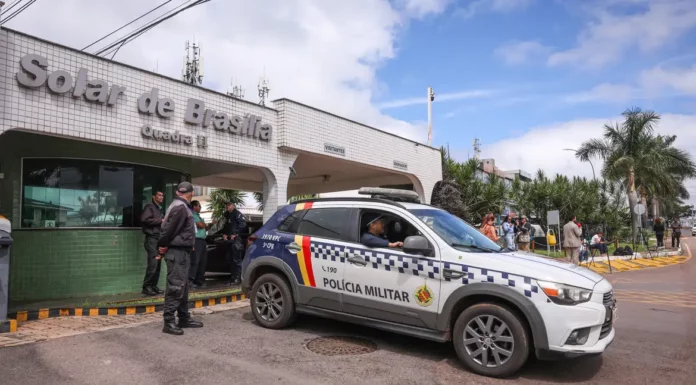 Moraes nega livre acesso de filhos de Bolsonaro à prisão domiciliar