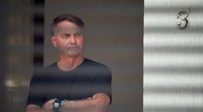 Após alta, Bolsonaro coloca tornozeleira e passa a cumprir domiciliar