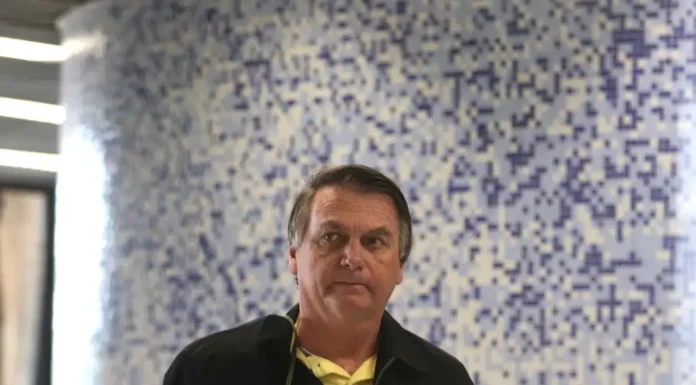 Moraes autoriza Bolsonaro a receber estímulo elétrico craniano para tratar crise de soluços