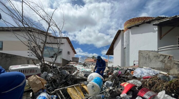 Equipes do Petrolina + Limpa recolhem cerca de 18 toneladas de resíduos em residência, saiba como denunciar