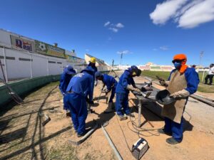 Estádio Adauto Moraes passa por reforma com instalação de nova torre de iluminação