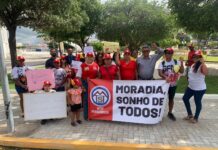 Integrantes do Movimento dos Trabalhadores Sem Teto cobram assinatura do prefeito em protesto por moradia na praça Dom Malan em Petrolina