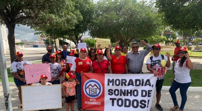 Integrantes do Movimento dos Trabalhadores Sem Teto cobram assinatura do prefeito em protesto por moradia na praça Dom Malan em Petrolina