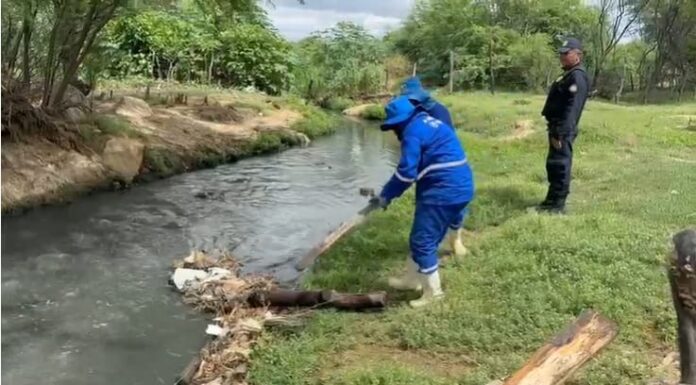 Canal do Antônio Cassimiro recebe ação de limpeza para evitar acúmulo de água e lixo