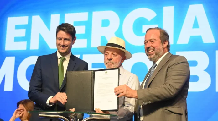 Governo renova contratos com distribuidoras de energia em 13 estados