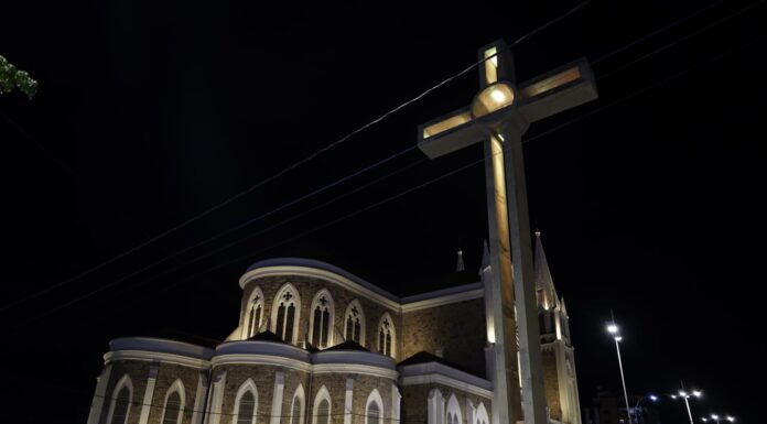 Monumentos de Petrolina ganham iluminação para reforçar alerta do Maio Amarelo