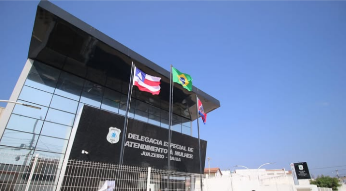 Mulher é conduzida à delegacia após ameaçar tia com faca no bairro Alto da Aliança, em Juazeiro