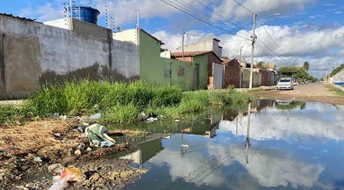 Petrolina: morador do bairro Cosme Damião denuncia situação de acúmulo de esgoto na rua Santa Moxotó; Compesa responde