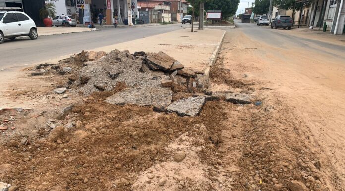 Comerciantes e moradores do bairro São Gonçalo vivem transtornos com pista danificada após obra da Compesa