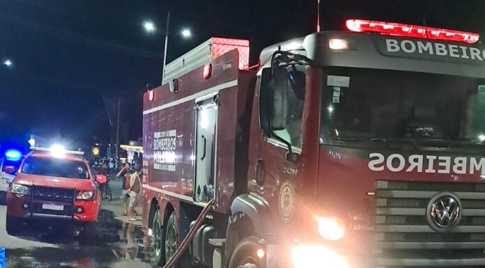Bombeiros do 15º BBM debelam incêndio em oficina mecânica no Centro de Paulo Afonso