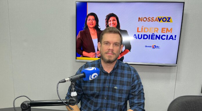 Ouvintes cobram fiscalização, drenagem e pavimentação; secretário Rodrigo Jacobina responde demandas