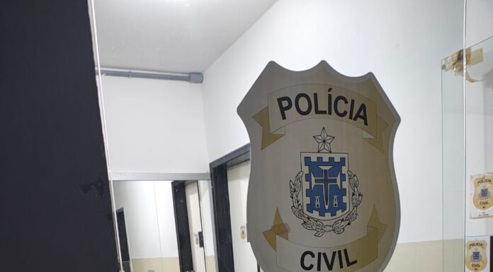 Homem é preso após atacar policiais civis com facão durante cumprimento de mandado em Juazeiro