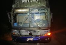 Engavetamento entre três ônibus universitários e um carro de passeio deixa 11 feridos em Petrolina