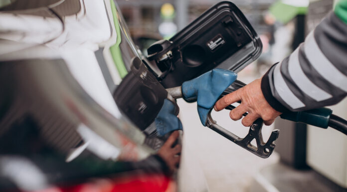 Governo cria subsídio de até R$ 0,89 para segurar preço da gasolina