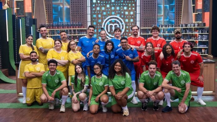 Juazeirense, Carla Araújo (de azul, no centro da imagem), entre os 24 cozinheiros do MasterChef Brasil 2026. Foto: Renato Pizzutto/Band)