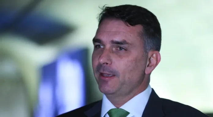 Deputados pedem investigação sobre relação entre Vorcaro e Flávio Bolsonaro