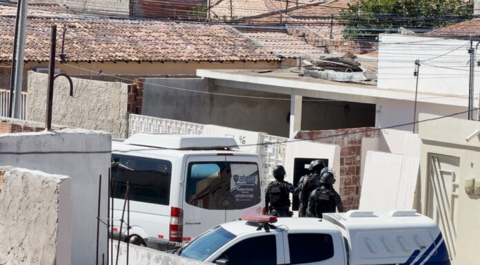 Mulher se entrega à polícia após mais de 12 horas trancada em casa e disparos no bairro José e Maria, em Petrolina