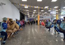 Aeroporto de Petrolina recebe turistas em clima de São João com apresentações culturais e muito forró