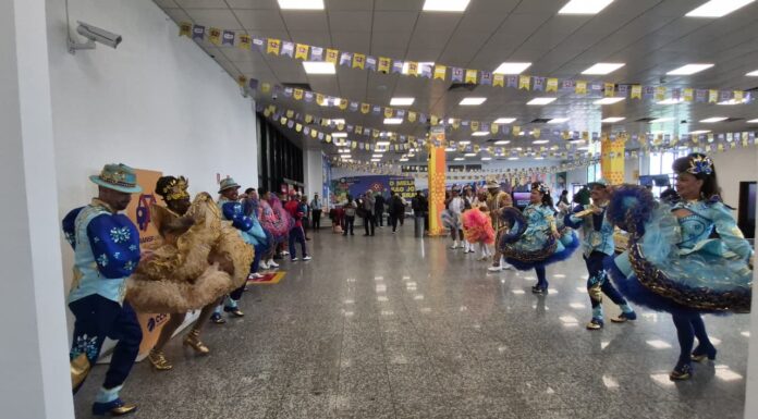 Aeroporto de Petrolina recebe turistas em clima de São João com apresentações culturais e muito forró