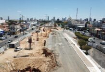 Máquina a serviço das obras da Travessia Urbana rompe tubulação e oito bairros de Juazeiro ficam sem água