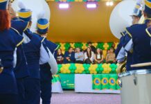 Estudantes e convidados entram em cena no desfile para homenagear, através do conhecimento, os 31 anos de Lagoa Grande (PE)
