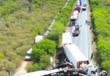 Colisão frontal entre caminhões deixa um morto e interdita totalmente a BR-116 em Euclides da Cunha (BA)