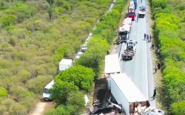 Colisão frontal entre caminhões deixa um morto e interdita totalmente a BR-116 em Euclides da Cunha (BA)