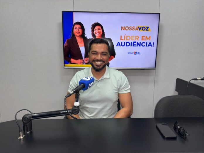 O diretor-presidente da Agência Municipal de Vigilância Sanitária de Petrolina, Acácio Andrade, em entrevista ao programa Nossa Voz desta segunda-feira (1º). Foto: Mídias Sociais/Nossa Voz